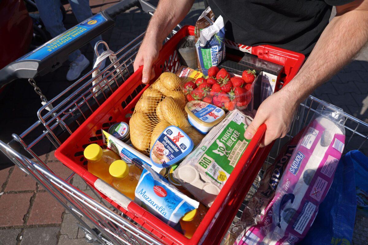 A shopper prepares to load groceries into his car outside a discount supermarket in Berlin, on June 15, 2022. (Sean Gallup/Getty Images)