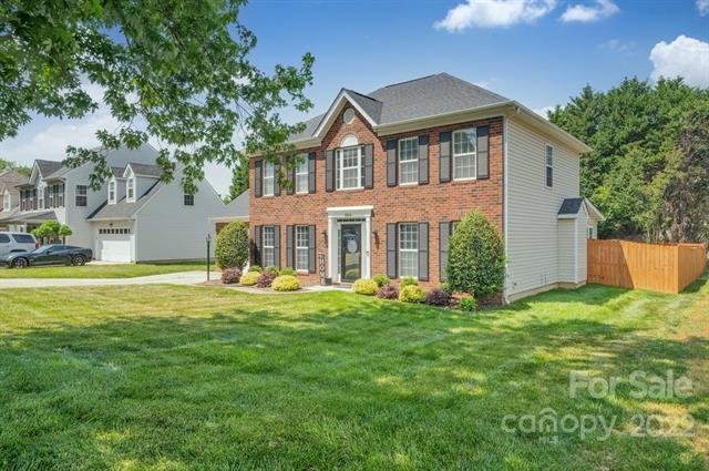 A single-family home in Charlotte, N.C., recently sold at $476,000. (Courtesy of Canopy MLS, North Carolina)