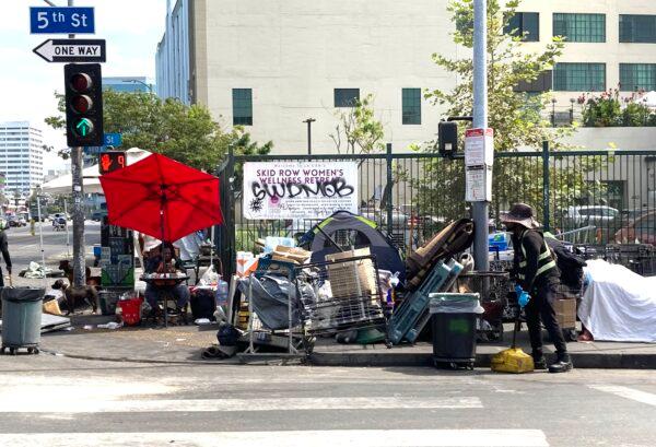 Amidst the squalor of Skid Row, people down on their luck struggle to survive. (Allan Stein/The Epoch Times)