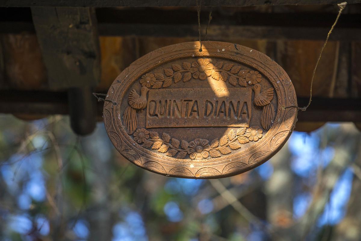 A sign at the entrance gate to Diana Kennedy’s house in the town of Coatepec de Morelos. (Ricardo DeAratanha/Los Angeles Times/TNS)