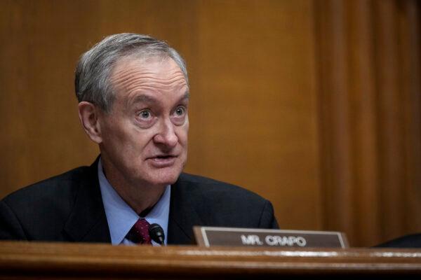 Sen. Mike Crapo (R-Idaho) questions U.S. Trade Representative Katherine Tia during a Senate Finance Committee hearing on Capitol Hill in Washington on March 31, 2022. (Drew Angerer/Getty Images)