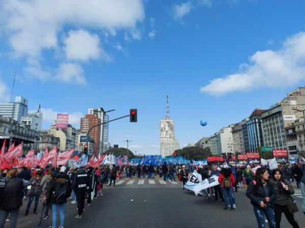 Socialist union groups block July 9 Avenue in Buenos Aires during a demonstration on Aug. 7, 2022. (Autumn Spredemann/The Epoch Times)