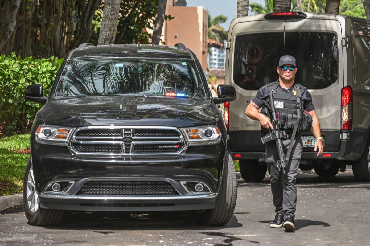 A member of the Secret Service in front of the home of former President Donald Trump at the Mar-a-Lago resort in Palm Beach, Fla., on Aug. 9, 2022. (Giorgio Viera/AFP via Getty Images)