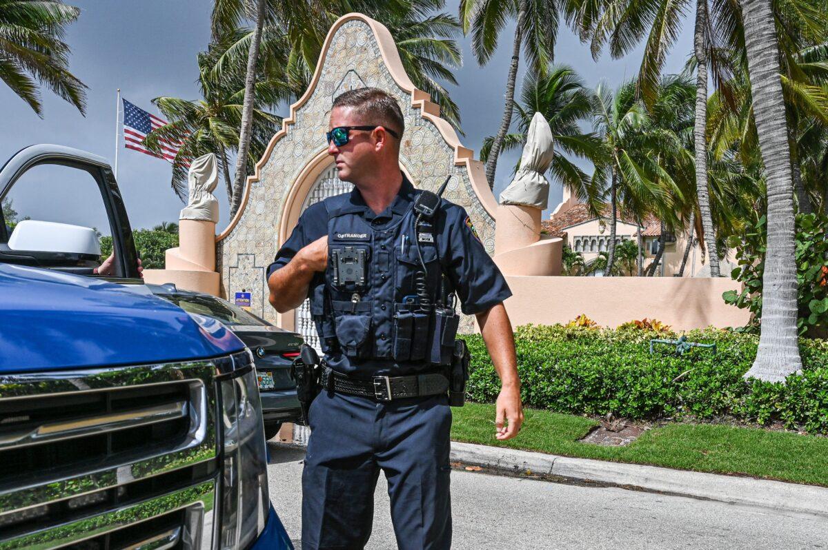 A local law enforcement officer in front of the home of former President Donald Trump at Mar-A-Lago in Palm Beach, Fla., on Aug. 9, 2022. (Giorgio Viera/AFP via Getty Images)