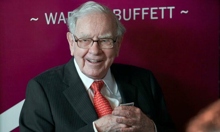 Buffett’s Firm Buys More Apple, Amazon While Betting on Oil