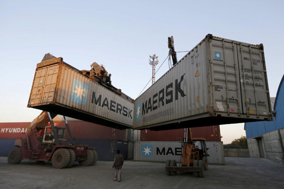 Maersk Sees Global Supply Chain Woes for Longer; Lifts 2022 Guidance