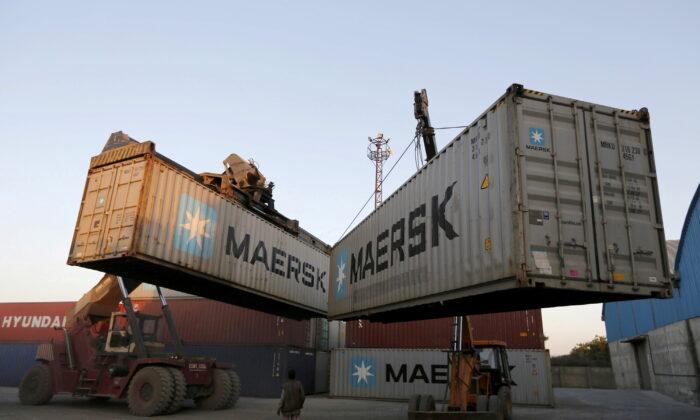 Maersk Sees Global Supply Chain Woes for Longer; Lifts 2022 Guidance