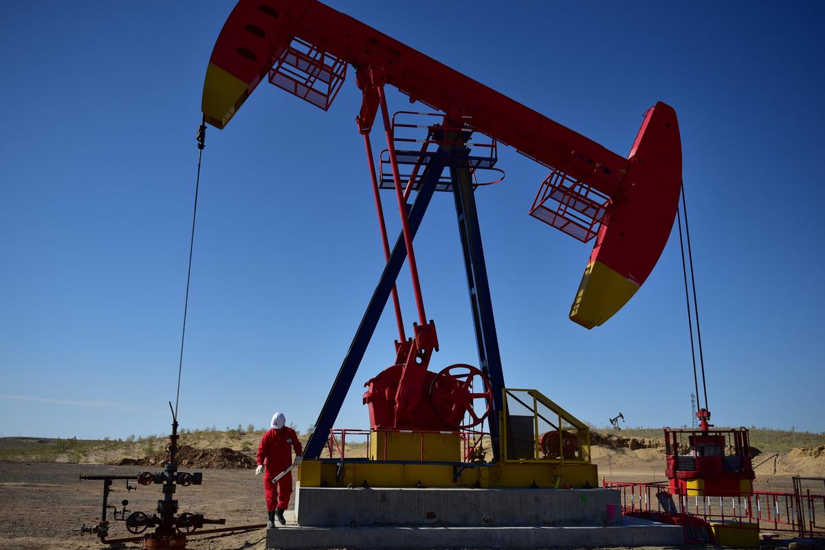 Oil Prices Stabilize After Drop to Near 6-month Low