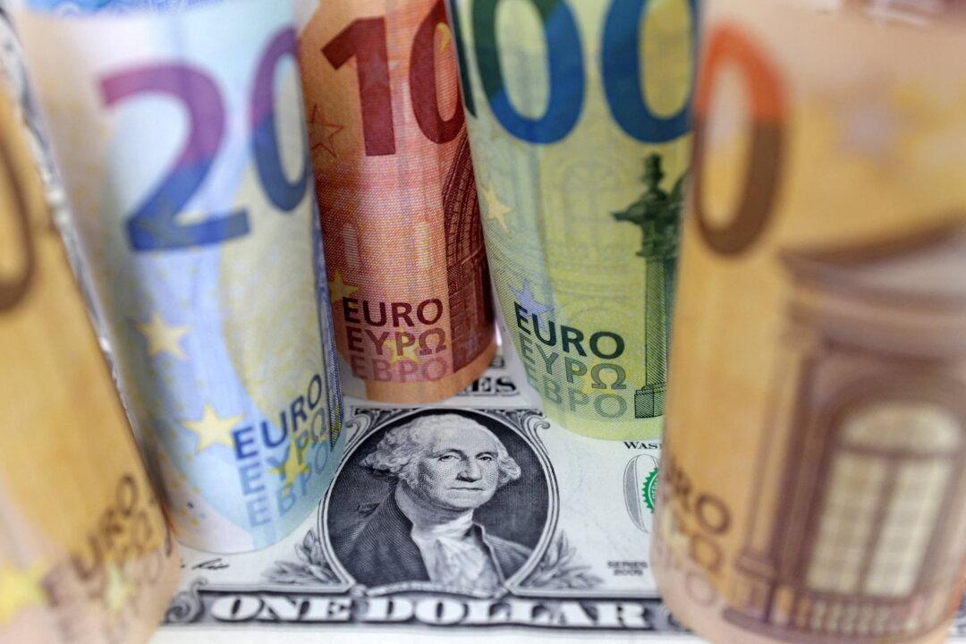 Dollar Edges Down as Impact of Hawkish Fed Commentary Fades