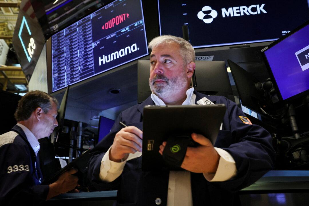 Wall Street Opens Lower as Tech, Growth Stocks Weigh