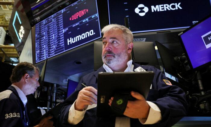 Wall Street Opens Lower as Tech, Growth Stocks Weigh