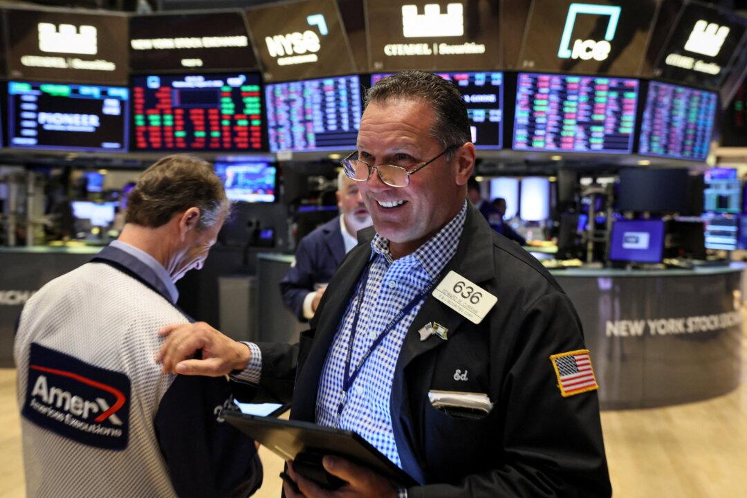 Wall Street Steady at Open as Investors Assess Fed Minutes