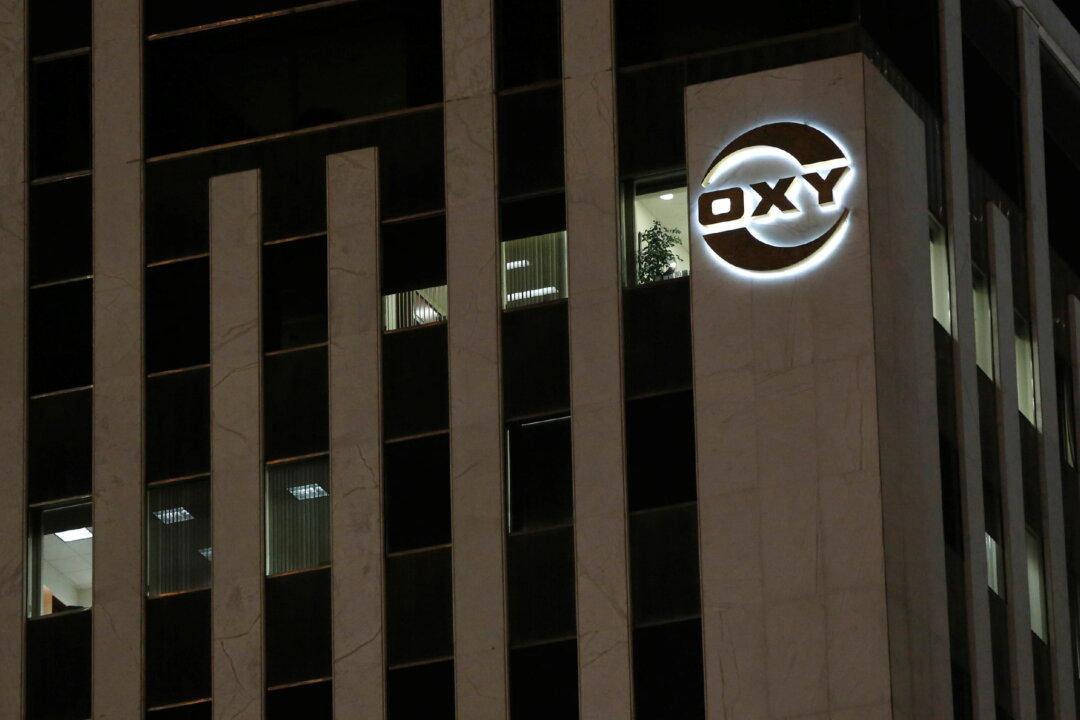 Buffett’s Berkshire Hathaway Wins OK to Buy 50 Percent Occidental Stake