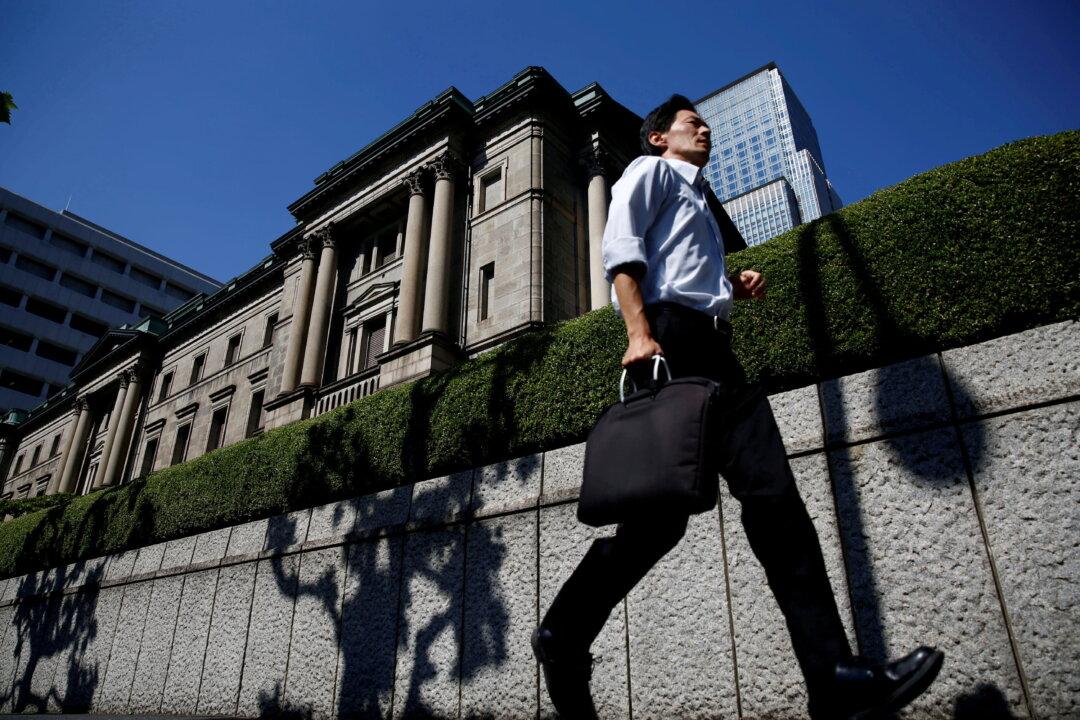 BOJ Policymaker Vows to Keep Ultra-Low Rates, Dovish Guidance