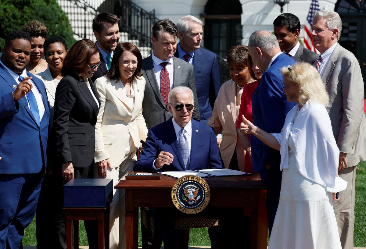 Biden Signs Executive Order; Creates Steering Council to Administer $280 Billion CHIPS Act