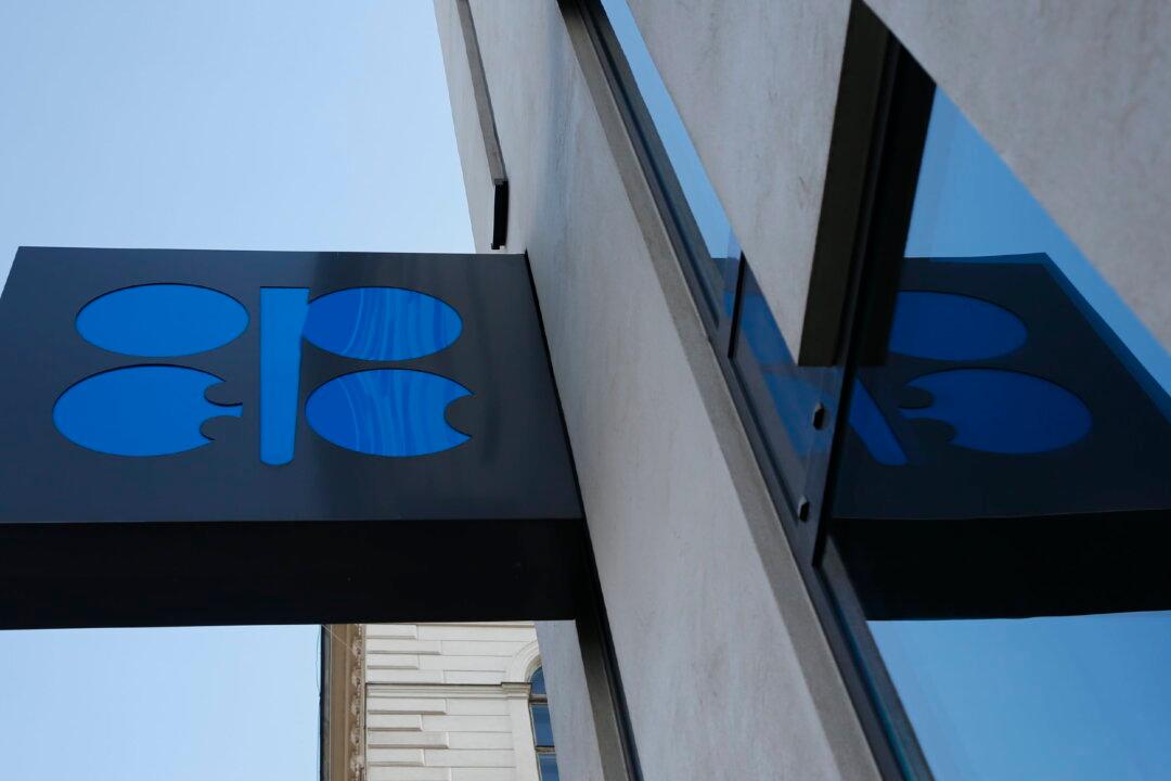 Oil Tumbles on Inflation Woes, Iraq Exports