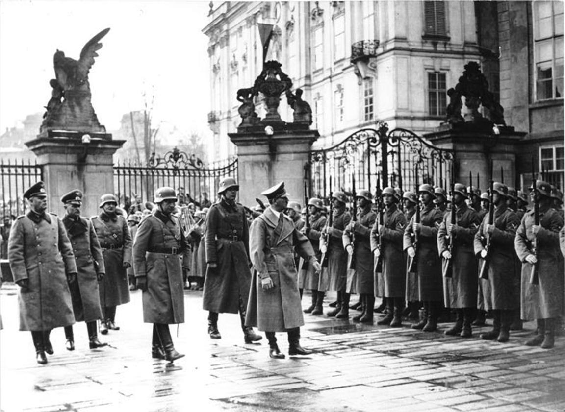 Adolf Hitler (C) at the Prague Castle, on March 15, 1939. German Federal Archive. (Bild Bundesarchiv/CC BY-SA 3.0 de)