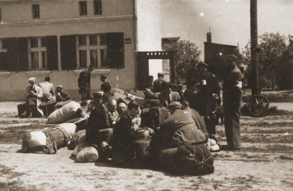 Central European Jews rounded up for deportation from the Lodz ghetto in May 1942. (Public Domain)
