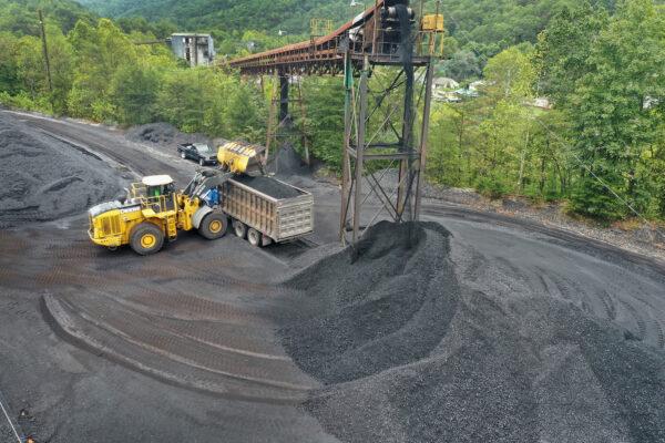 Coal is loaded onto a truck at a mine near Cumberland, Ky., on Aug. 26, 2019. (Scott Olson/Getty Images)