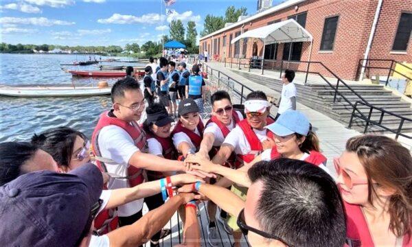 The dragon boat athletes cheer up before the competition. (Courtesy of the Hong Kong Association of New York)