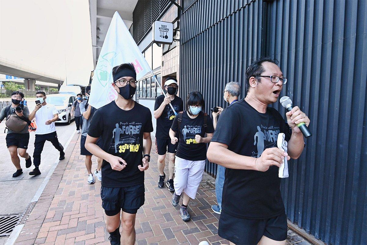  The Alliance held the “never forget June 4th” long-distance run on May 16, 2021, to commemorate the 32nd anniversary of the Tiananmen Massacre. The first commemoration after the implementation of the Hong Kong national security law. Richard Tsoi Yiu-cheong is on the microphone. (Sung Pi-Lung/The Epoch Times)