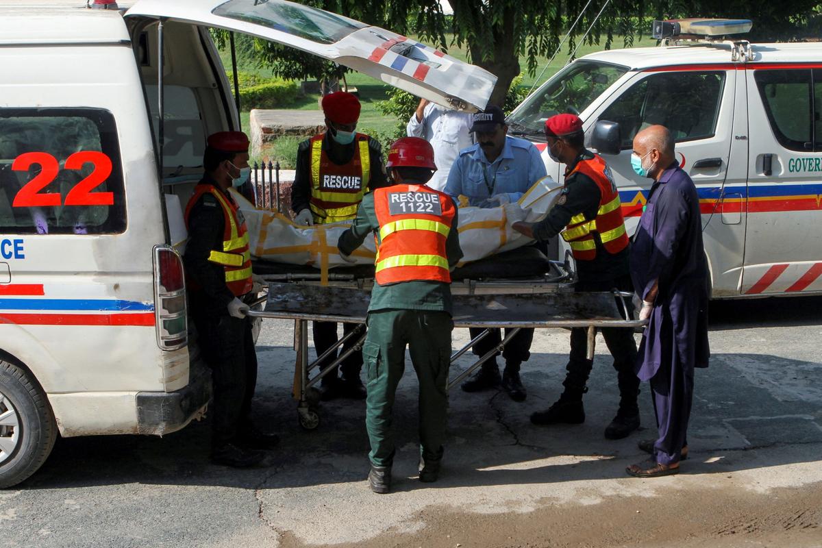 20 Killed in Pakistan When Speeding Bus Hits Oil Tanker