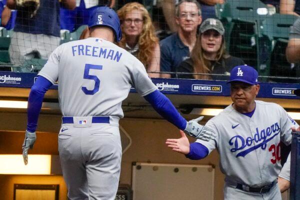 Los Angeles Dodgers' Freddie Freeman is congratulated by manager Dave Roberts after hitting a home run during the first inning of a baseball game against the Milwaukee Brewers in Milwaukee, on August 15, 2022. (Morry Gash/Getty Images)