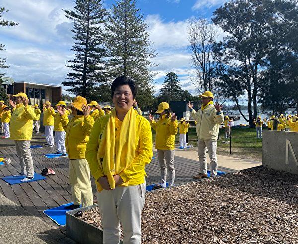 Sydney Falun Gong practitioner demonstrated exercises and collected signatures at the finish line. The picture shows Ms. Bai, the organiser. (The Epoch Times)