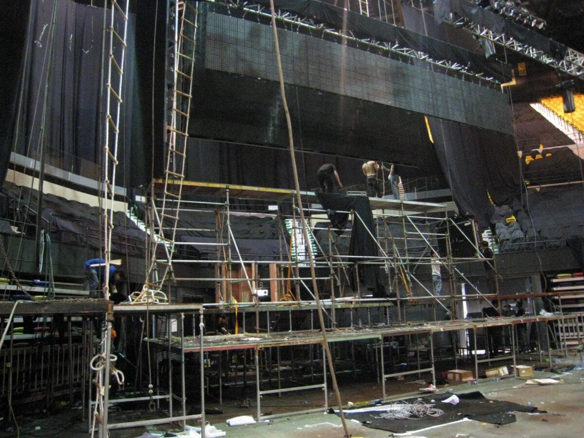 Mr. Shan talks about the importance of following the construction sequence. This photo was taken in one of his projects in 2009 at the Hong Kong Coliseum. (Photo provided by interviewee)