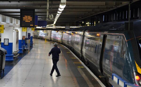 A quiet platform during the rail strike at Euston train station, central London, on Aug. 18, 2022. (Stefan Rousseau/PA Media)