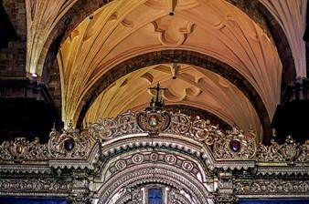 A closer look at Cuzco Cathedral’s vaulted ceilings, which commonly occur in European Gothic architecture. The lavish and detailed decorations follow the ornamental Baroque style, contrasting with the purity of the Gothic-Renaissance style. (Rodolfo Pimentel/<a href="https://creativecommons.org/licenses/by-sa/4.0/deed.en">CC BY-SA 4.0</a>)