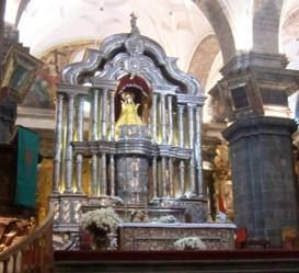 The Cusco Cathedral’s silver altar, in an elegant Neoclassical style. The cathedral also has a secondary altar made from local alder wood. (<a href="https://commons.wikimedia.org/wiki/File:Cusco_Cathedral_Main_Altar.jpg">Gérard/CC BY-SA 4.0</a>)