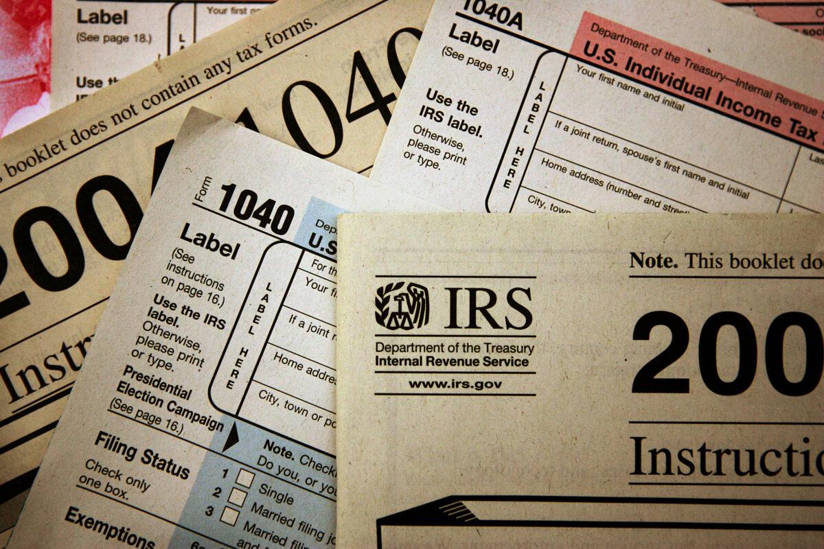  Federal tax forms at the Internal Revenue Service in Chicago, Ill., on Nov. 1, 2005. (Scott Olson/Getty Images)