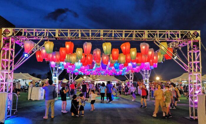 Hong Kong Sky Lantern Festival: Hand-Made Sky Lanterns and Paper Cranes Challenge Guinness World Record