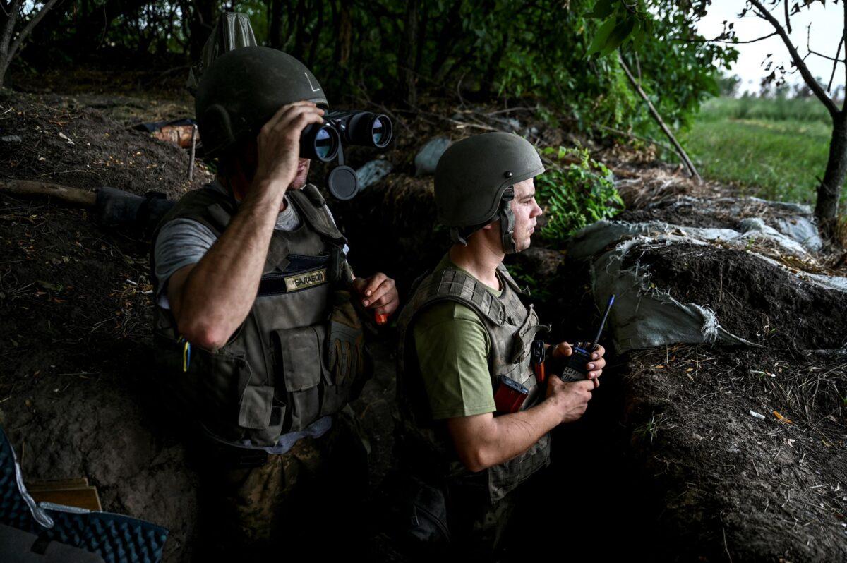 Ukrainian service members observe an area at a position near a frontline, in Zaporizhzhia Region, Ukraine, on Aug.18, 2022. (Dmytro Smolienko/Reuters)