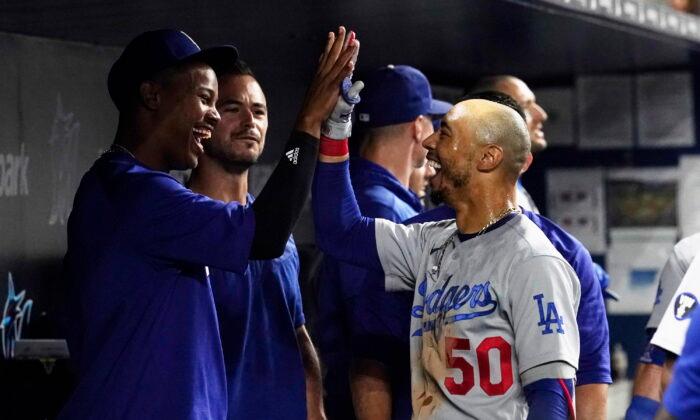 Betts Hits 2 HRs, Dodgers Score 5 in 10th, Beat Marlins 10–6
