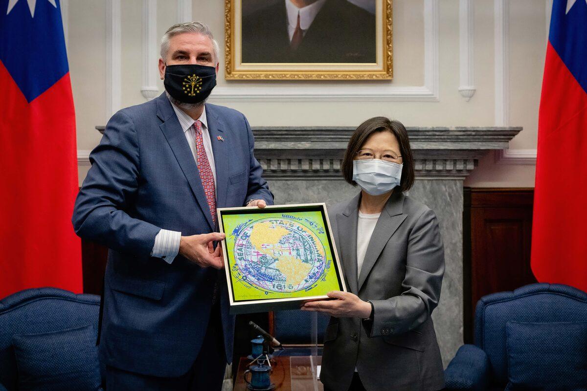 Taiwan's President Tsai Ing-wen (R) exchanges gifts with U.S. Indiana Governor Eric Holcomb (L) during a meeting at the Presidential office in Taipei, Taiwan, on Aug 22, 2022. (Taiwan Presidential Office via AP)
