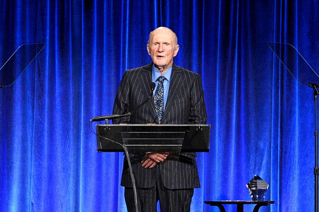 Billionaire Hedge Fund Manager Julian Robertson Dies at 90: Spokesman