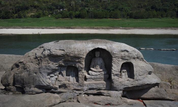Receding Water Levels of China’s Yangtze Reveal Ancient Buddha Statues