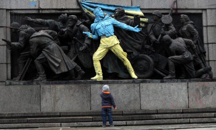 Ukraine War Prompts Baltic States to Remove Soviet Memorials