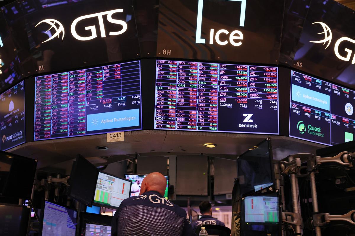 Stocks Dip as Steadying Yields Calm Wall Street After Fall