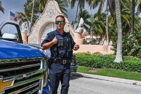 A law enforcement officer outside Mar-a-Lago in Palm Beach, Fla., on Aug. 8, 2022. (Giorgio Viera/AFP/Getty Images)
