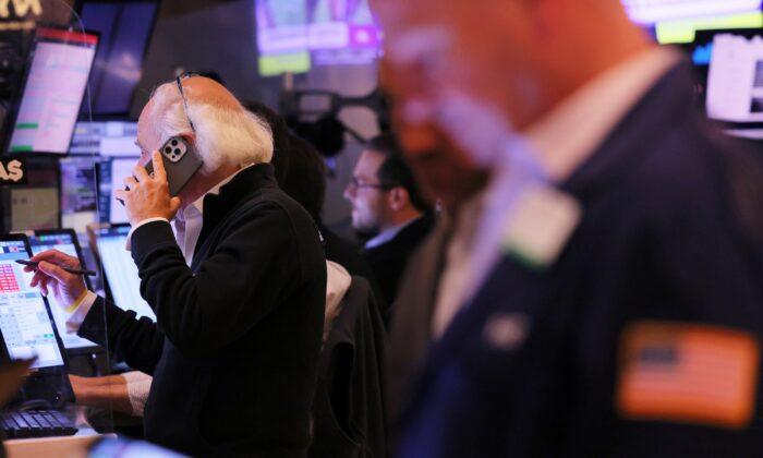 Stocks Edge Higher as Wall Street Waits for Fed Speech