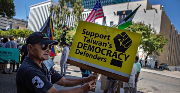 Taiwanese Americans gather in front of the Chinese Consulate General in Los Angeles on Aug. 14 in a demonstration urging the U.S. government’s continued support of Taiwan. (Jason Armond/Los Angeles Times/Getty Images)