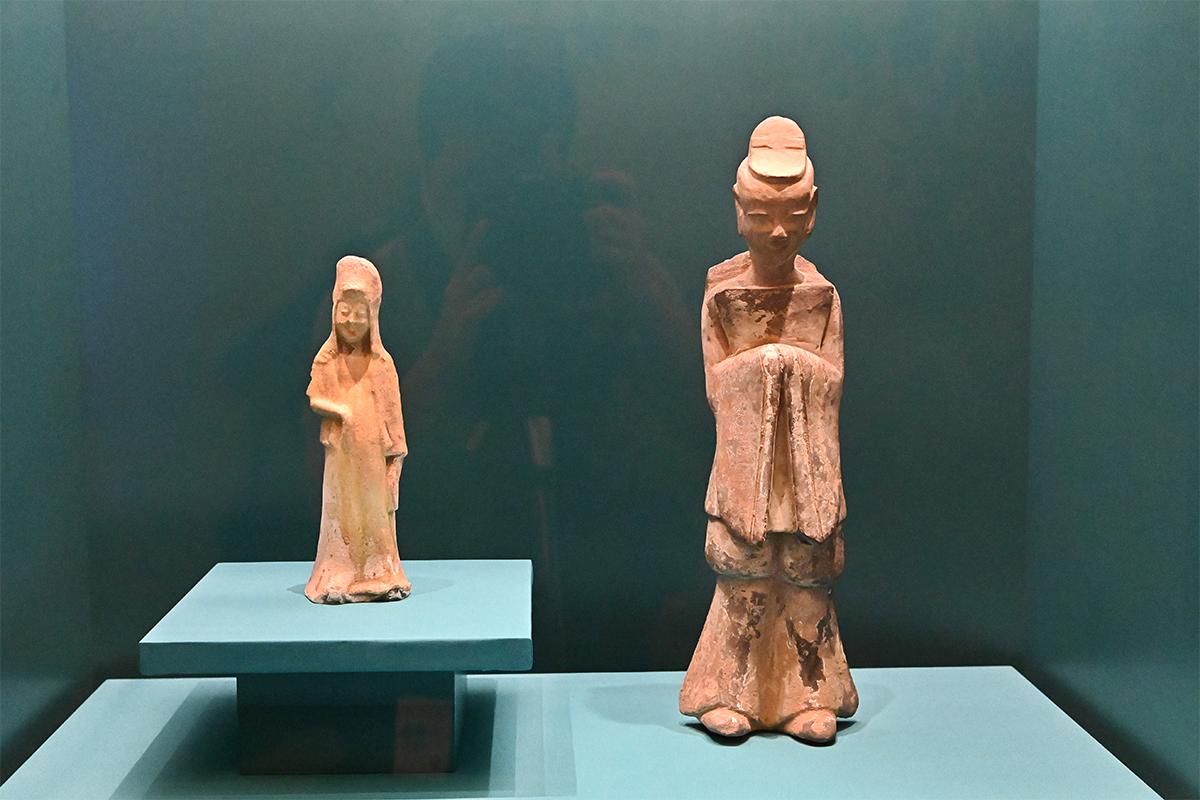 Maid terracotta figurine and female terracotta figurine on Aug. 23, 2022. (Sung Pi-lung/The Epoch Times)