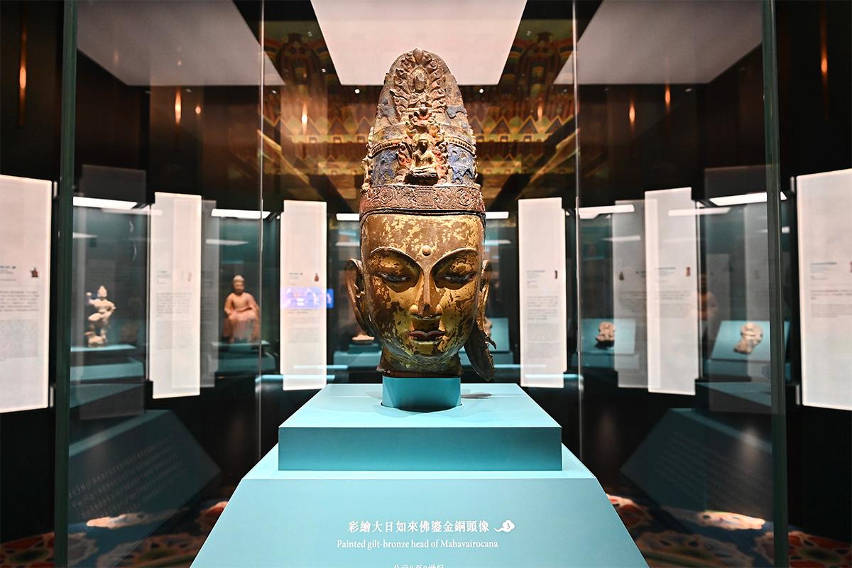 Painted gilt-bronze head of Mahavairocana, on Aug. 23, 2022. (Sung Pi-lung/The Epoch Times)