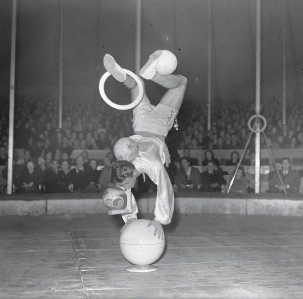 A juggler in the midst of a balancing act. (Public domain)
