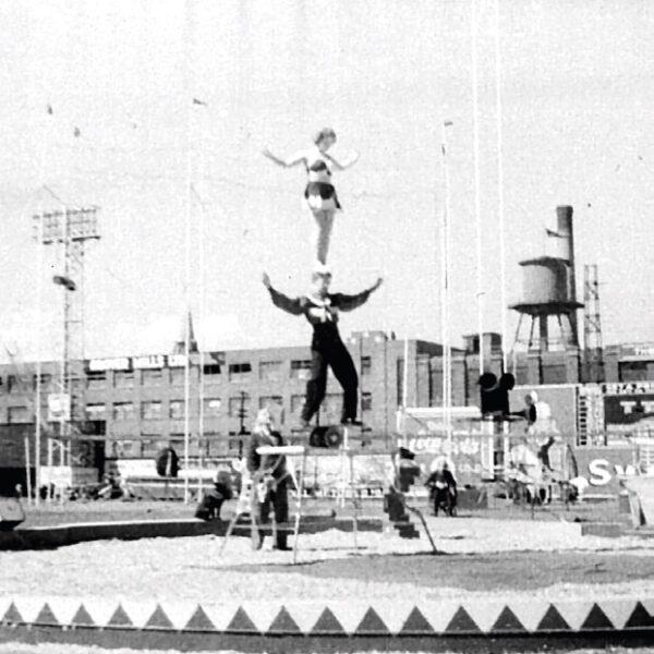 Acrobats perform in Montreal. (Public domain)