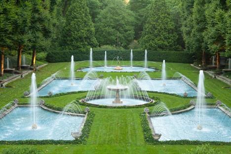 This classical composition deep in a wood grove defines the Italian Water Garden, where the central, circular fountain becomes the focus, emphasized by the circular grass border. The four surrounding basins then frame the centerpiece with a rectangular form. The centrally aligned, semi-circular pond in the background then becomes a secondary focal point, drawing attention to the tallest fountain at times throughout the fountain sequence. (Courtesy of J.H.Smith/Cartiophotos)