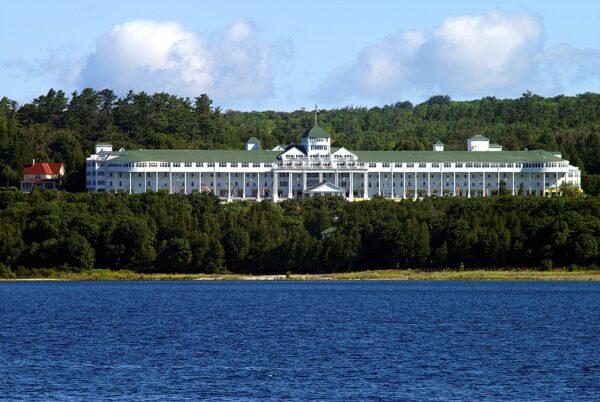 The Grand Hotel on Mackinac Island where "This Time for Keeps" was filmed. (<a href="https://en.wikipedia.org/wiki/This_Time_for_Keeps#/media/File:Grand_Hotel_2008.jpg">drdpw/CC BY-SA 3.0</a>)